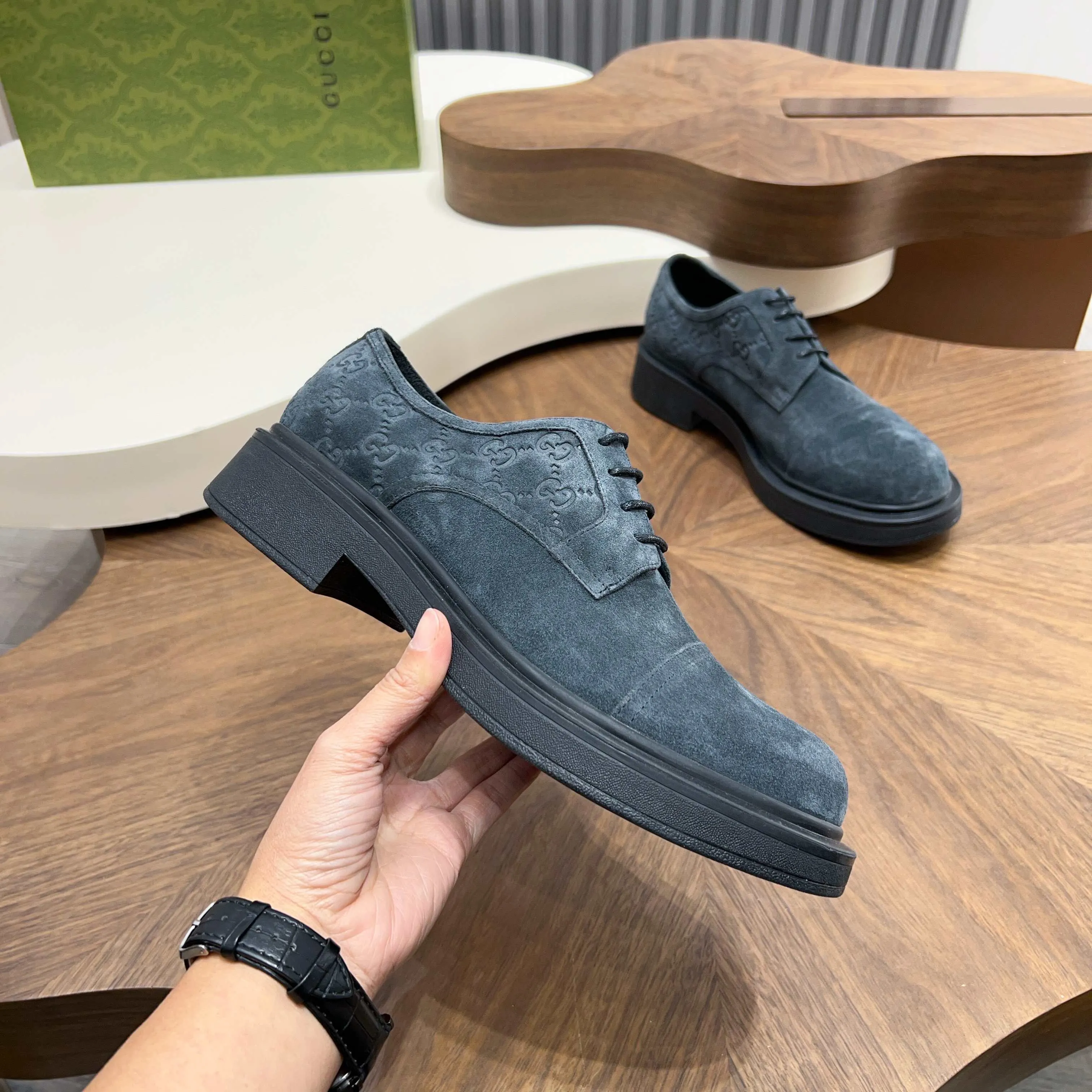 💰780 Gucci/Gucci new men’s lace-up shoes with GG details, matte cow leather derby shoes! The design of this men's lace-up shoe is rooted in the brand's heritage. Crafted from premium waxed cow leather, it is embellished with GG printed embossed suede leather details, a nod to Gucci's iconic monogram. The rubber sole decorated with GG pattern adds a touch of modern fashion to this design. Typical three-joint style design. European and American classic version, full calfskin lining. The overall upper texture is soft and the lining is comfortable and breathable. 2CM thickened soft rubber sole, easy to control. Versatile and stylish upper foot, multiple colors available to meet different matching needs, complete package! Size: 39-40-41-42-43-44 leather shoe size (38.45.46 can be customized)